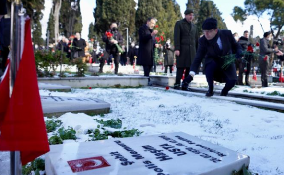 İstanbul'da Çanakkale Şehitleri kar altında anıldı
