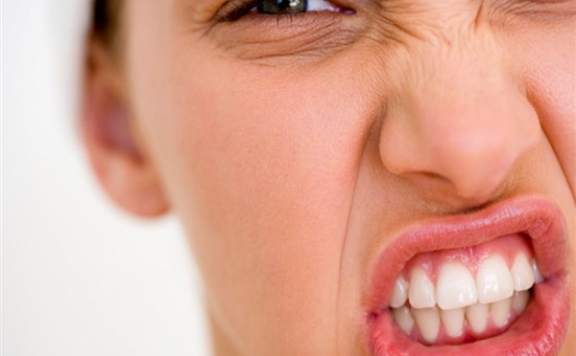 Diş sıkmak baş ağrısına sebep olabiliyor
