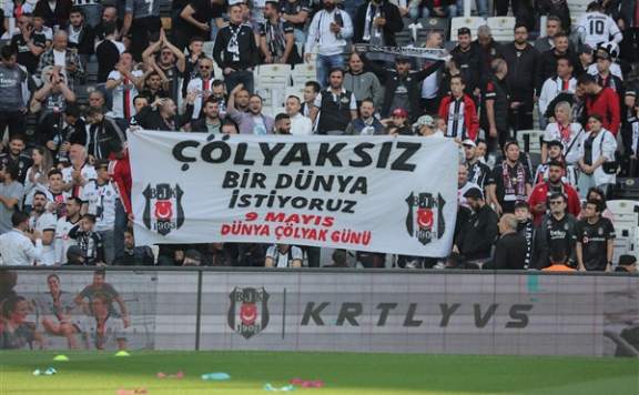 Beşiktaş-Fenerbahçe derbisinde anlamlı pankart