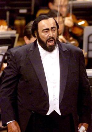 Pavarotti Defnedildi